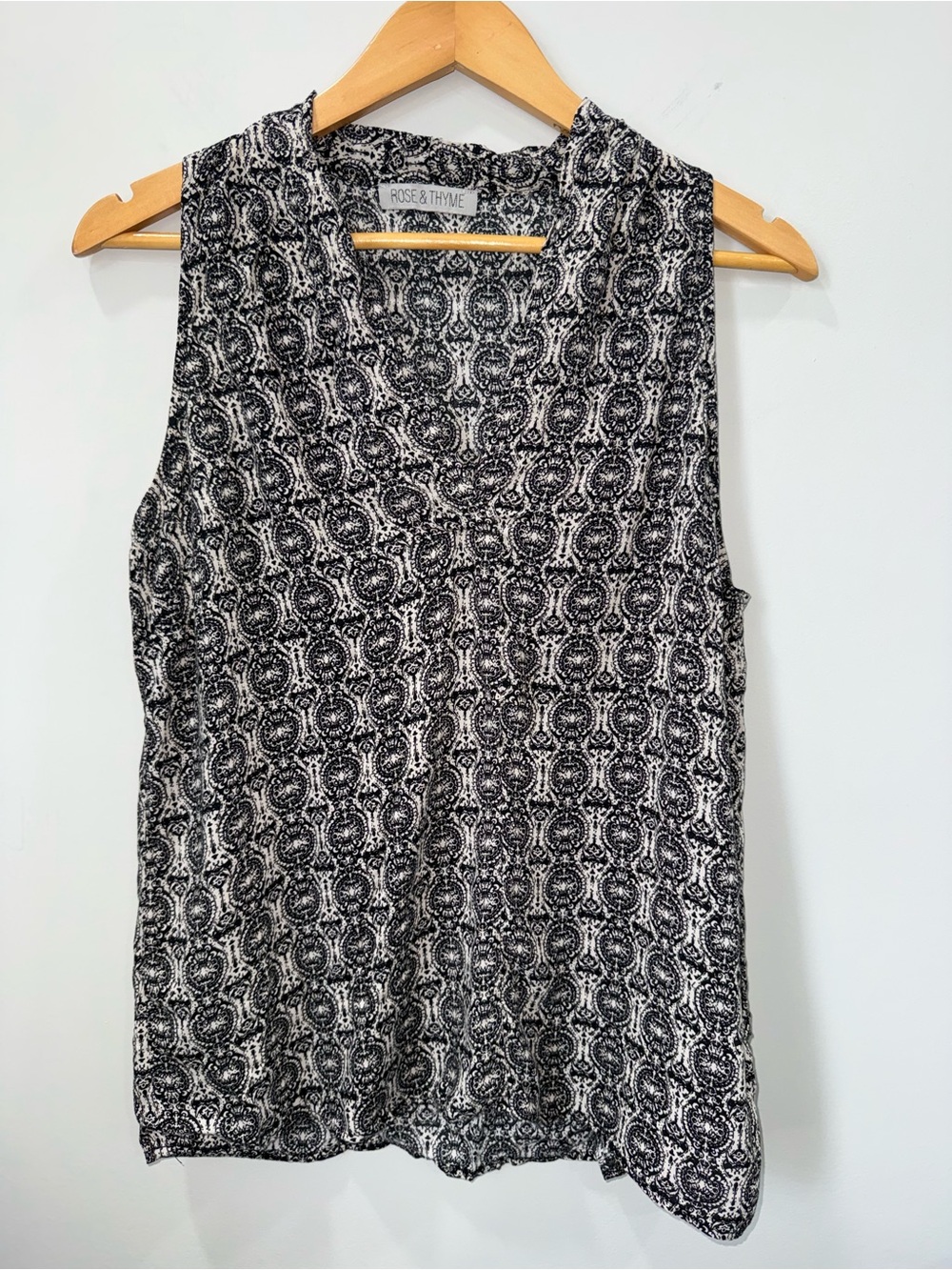 Rose & Thyme Tunic Women’s Large Black & Beige Sleeveless V-Neck Print Top !